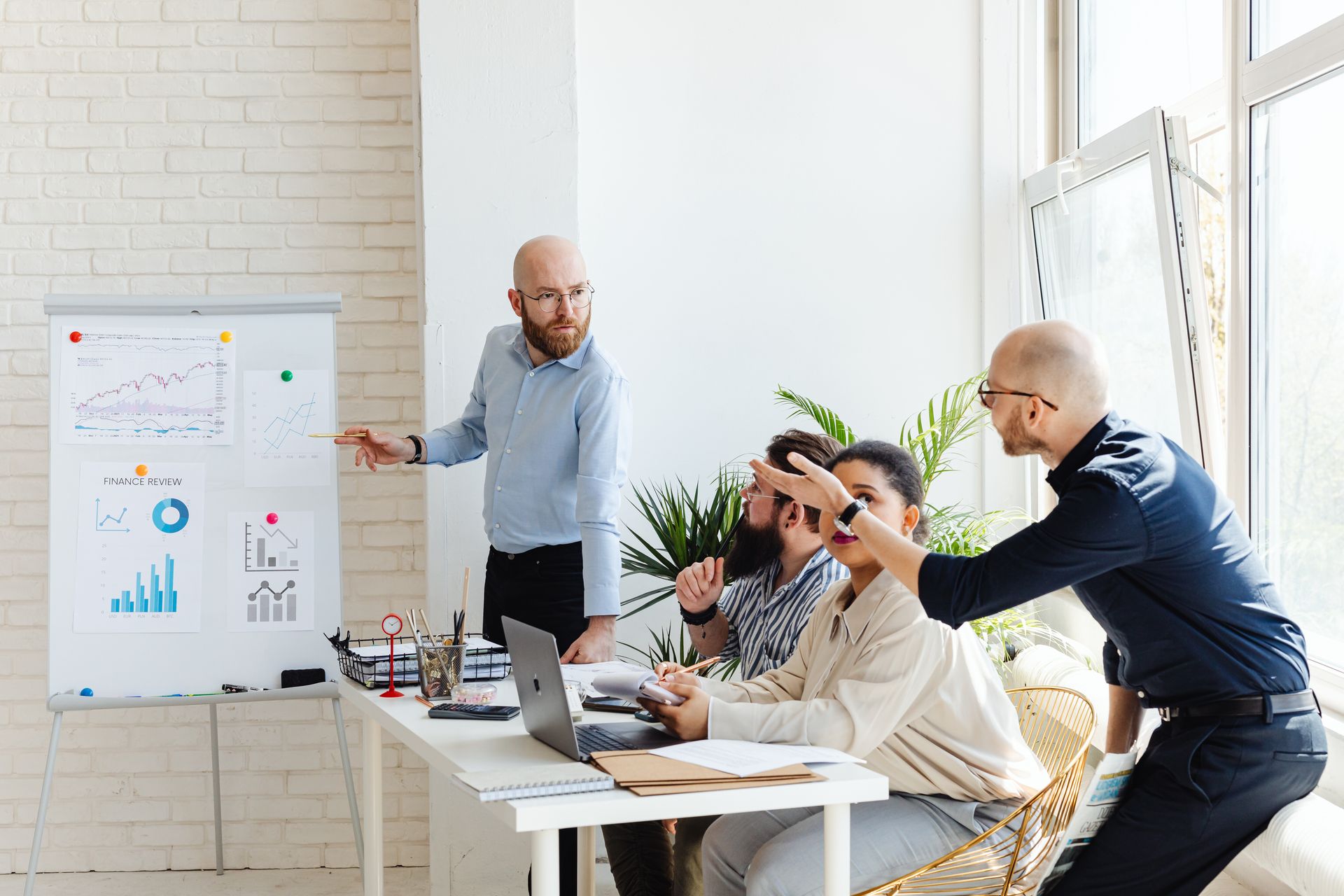 Consulente, agenzia o marketing manager interno: quale modello conviene realmente a un hotel